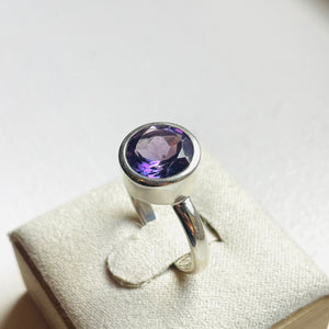 Amethyst Small Round Cut Bezel-Set Ring - US 6.5